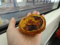 発車前の車内でエッグタルト「パステル・デ・ナタ」をパクつきました。

箱買いしています（笑）