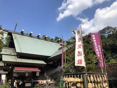 次に向かったのは、東京大神宮。

奥様、TV等で「東京の有名パワースポット」、「縁結びの神社」として紹介され、気になっていたようで今回初訪問です。
伊勢神宮が祀る天照皇大神と豊受大神、万物の結びのはたらきを司る造化の三神が合わせて祀られていることから、「縁結び」「良縁にご利益あり」と言われているようです。

この神社は、江戸時代は伊勢神宮への参拝、というのが生涯かけての願いで、明治時代に入り、明治天皇の裁断により、明治13年、東京における伊勢神宮の遥拝殿として創建されました。

創建当時は、日比谷の地にあった事から、「日比谷大神宮」と称されていましたが、関東大震災の被害を受け、昭和３年に現在地に移転し、「飯田橋大神宮」、そして戦後に「東京大神宮」と改められました。