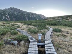 左にそびえているのが本日通過予定の水晶岳（黒岳）。

生みの親の祖父岳を除けば一番間近の山（どこから見るかにもよりますが…）なこともあって、雲ノ平から見上げる水晶岳の存在感は格別です。