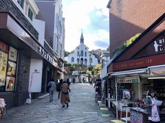 大浦天主堂が見えてきました。

長崎らしい石畳と坂道です。