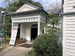 長崎出島のオランダ商館で、コックの見習をしながら西洋料理を習得した草野丈吉が、日本初の西洋レストランが自由亭だそうです。