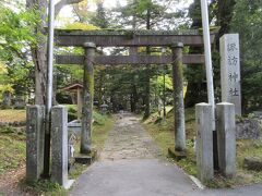 軽井沢ユニオンチャーチからショー通りに戻ると諏訪神社の鳥居が見えました。創建は不詳ですが、本殿は元禄期に再建されたと説明板に記されています。
