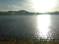 バスは昼下がりの田沢湖を通ります