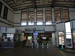 余市から小樽へ。小樽駅には北一ガラスのランプが飾ってありました。ロマンティックな駅舎ですね。夜も見てみたい。