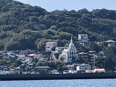 軍艦島に行く際に、クルーズ船から見える印象的な白い建物が、「カトリック神ノ島教会」で、50m右の小島の先に立つマリア像も、印象的でした。船のアナウンスで解説してもらいましたが、神ノ島は、特に隠れキリシタンが多く、大浦天主堂に次ぐ、歴史のある古い教会だそうです。