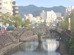 長崎最後の観光は眼鏡橋です。

風がなかったので、見事に水面に橋の姿が映り、見事なメガネの写真が撮れました。眼鏡橋近くには駐車場が少なく、なかなか車を停めることができませんでした。

1634年に架けられた日本初の石造りアーチ橋で、中島川に眼鏡橋をはじめとして立派な石橋が並んでいました。