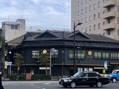 車で走っていて、文明堂総本店を見かけました。

松翁軒のカステラと味比べをしたくて、寄ってみました。