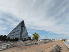 ピラミッドみたいな建物