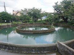 ●久地円筒分水

僕が分水に興味を持ったのは、富山の魚津にある「東山円筒分水槽」を見学してから。日本一美しい円筒分水は、感動ものでした！

よければ、こちらをどうぞ。
富山旅行記～2014-2 魚津市内編～その2
https://4travel.jp/travelogue/10932297