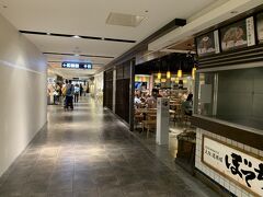 関空のレストランフロアはほぼ全店休業、フードコートも閉めているお店があり閑散としています（この写真はフードコート）