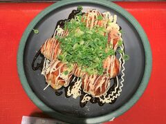 ぼてぢゅうが休業なのでたこ焼きにします。他に大阪っぽいお店が無いから激込みです。たこやき15分待ちでボーディングギリギリ。急いで食べたのであんまり覚えてないです。