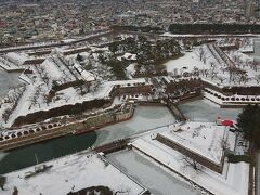 お腹いっぱいになった所で五稜郭へタクシーで移動。
雪景色も素敵ですね。意外と小さかったのであっさり見終わってしまった。

この後修道院へ行こうと思うも年末年始でバスの時間が変更されて本数が少ない。湯の川の温泉のサルを見るにもそこも年内の営業は終了。あれ、意外と見る場所がないな…仕方なくぐるぐる街歩きをして過ごしていました。