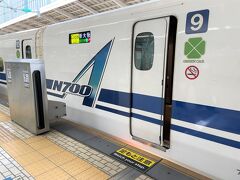 JR東海道新幹線のぞみ225号（東京駅　11:00発ー新大阪　13:30着）
新大阪行のグリーン車の車体の写真。

N700A系です。

今回も2020年7月1日にお目見えした新型車両のN700S系には
乗れませんでした。