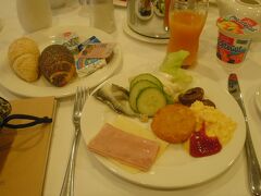 午前1時過ぎに寝たわりには6時半過ぎにはすっきり起きれた♪
ごはん♪ごはん♪
酢漬けのニシンやハッシュポテトなんかのおかずもあって、なかなか豪華です。