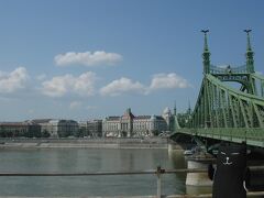 自由橋を渡って向こう岸に見えるゲレルト温泉へ。
ん～、いいお天気♪　プール日和だ～♪