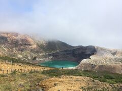 御釜到着です。
天気予報とにらめっこしながらこの日を迎えました。笑
天気が悪ければ何も見えないですので・・