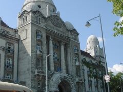 ゲレルト温泉は着替え用のキャビンを借りて一人2,900フォリント。
料金表は「温泉・キャビン使用2,900フォリント」、「プール・キャビン使用2,900フォリント」という表示。両方入りたいんだけど…、という意思表示をどうしたか不明ですが、まあ両方入っても料金は同じでした。