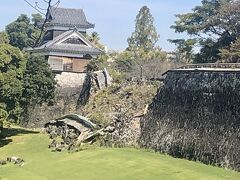 熊本城に行った時は、震災から3年半が経過した2019.10

二の丸駐車場から加藤神社に向かう仮設通路を歩く途中、まだ手付かずで、崩壊のままの場所もありました。