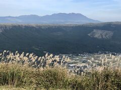 阿蘇外輪山を走るミルクロードと呼ばれる熊本県道339号沿いの展望所が、「かぶと岩展望所」です。
