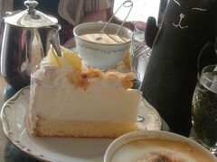 ゲレルトホテルのカフェで一休み。
ヨーグルトムースのケーキ430フォリントは、酸味がきいてて、甘さも控えめでおいしかった～。
メランジェは500フォリント。当時は1フォリント0.6円程度だったので、コーヒー300円という嬉しい価格でした。

↓「ジェラート」ホテルってちょっとおいしそう♪