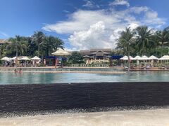 お隣のリッツまでお散歩。
ちらっとお邪魔したらヒルトンより大人な雰囲気でした。