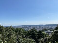 写真ではものすごく小さくなっていますが、肉眼でも東京スカイツリーが見えました。
他に新宿の高層ビルも見えますよ。