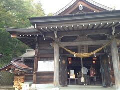 もう少し歩いて那須温泉神社でお参り。
お参りしているのは夫。