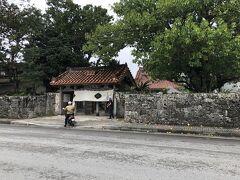 ずっと天気が悪いので、まずは桃林寺で天候回復をお願いしました。
日本最南端の寺院ということだがちょっと違和感、石壁のせいかも。
