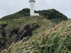 御神崎灯台に再び来ました。
前日と同様の空模様で強風が吹いてました。