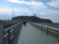 江の島弁天橋です。ここを渡って江ノ島に行きます。