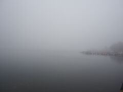 ＜中禅寺湖＞
少し視界が開けたとは言え、「霧の中禅寺湖」
昨日に遊覧船のチケットを買わなくてよかった。
これ以上のものは無さそうなのですぐに退散。