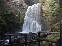 歩いて程なく善五郎の滝
イワナ に引き込まれて 滝壺 に落ちた釣り師「善五郎」からつけられたと言われる 

滝見台は結構な飛沫
