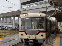 富山地方鉄道に乗ります。
新黒部駅から終点宇奈月温泉駅まで約35分です。
乗客は少ないです。
