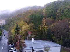 10/ 8雨も上がり、もやがどんどん薄れていきます。
部屋から左側の眺望。紅葉の始まりです。
この道を下ると温泉街。くま牧場のロープウェイ乗り場へも歩いて行けます。