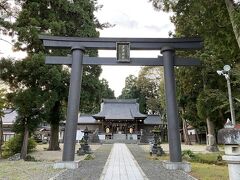 夕食は外で食べますが、開店まで時間があったので新庄城址のある最上公園へ。

こちらは園内にある戸澤神社。
新庄藩主であった戸澤家の始祖らを祀っているそうです。