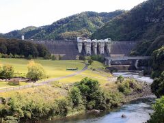 【日吉ダム】
1997年(平成9年)竣工、重力式コンクリートダム。

隣接して温泉やキャンプ場も備え、ダムを町興しに活用して成功を収めています。
ここからは淀川水系になります。