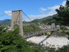 ざるそばを食べたあと南木曽の桃介橋（全長247ｍ）へ。

桃介橋(ももすけばし）は別名「桃の橋」と呼ばれ、大正11年9月に完成しました。木曽川の水力発電開発に力を注いだ福沢桃介（福沢諭吉の娘婿）が読書発電所（大正12年完成）建設の資材運搬路として架けたものです。