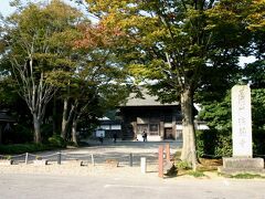 少々不安になり始めた頃、ようやく瑞龍寺が見えてきた。瑞龍寺は、加賀藩二代藩主前田利長公の菩提寺である。入口の奥に見えたのは、江戸時代初期に建てられた重要文化財の総門であった。