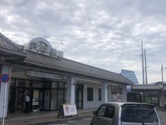 10時半過ぎ、宮津駅下車。降りるのは初めてだな。天橋立には行かないわよ。