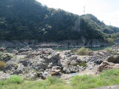 河岸を登ってみると奇岩巨岩がゴロゴロとした風景