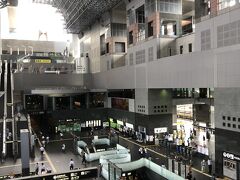 2021/10/14　木曜日　PM12：59　京都駅　中央改札口
https://ja.wikipedia.org/wiki/%E4%BA%AC%E9%83%BD%E9%A7%85
ウキペディア　　京都駅
小学生、高校生の頃に鉄道ブームがありよく京都駅に行きました。
当時は駅にはキヨスクしか店は無かったのですが現在は色んな店が乱立しており、電車に乗る事は無くても京都駅に行くと言う事もある時代です。伊勢丹も入っています。