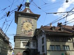 スイスで最も古い時計塔の1つであるツィットグロッゲ。世界遺産に登録されているベルン旧市街の目抜き通り、クラム通りとマルクト通りの境の地点に位置する。