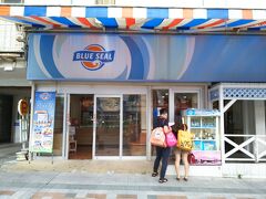 こちら、沖縄に来たら店舗に行きたいとずっと前から思っていた、ブルーシールのお店。国際通りに何店舗かあります。
こちらは国際通りのちょうど中央あたりにあるFC店。