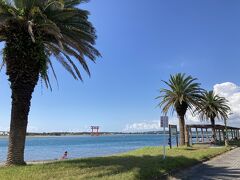 ２５＜弁天島海浜公園＞
　浜辺で読書を楽しんだリンは、ある目的のため「弁天島」に向かう。