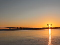 ３３＜冬期の絶景　★★ドラマ＆アニメ＞
　浜名湖の絶景の一つが冬期に見られる赤鳥居に沈む夕日。
リンは、岸辺にいたおじさんに人々が集まっている訳を尋ねる。

▲「あの…　すいません　皆さん何してるんですか？」
▲「ああ　みんな鳥居に日が沈むところを見ているんですよ。この季節になると　ちょうど鳥居が夕日に重なって　きれいでね」

　※これは、冬の時期に娘が撮影したものです。