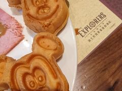 次の日朝はホテルのレストラン。ドラゴンウィンドで朝食。キャラクターグリーティングです。ミッキーワッフル可愛いです。