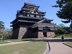 松江城天守閣に到着！外観は4重、内部は5階地下1階付きの造りになっており、高さは石垣を含め約30m、天守のみが約22mであります。現存する12天守の中で姫路城、松本城に次いで3番目の高さ、天守の総床面積は姫路城に次いで2番目の大きさを誇っています。（参照）松江城の天守閣の一部を紹介します。石垣は切り出された時の矢穴の残るあまり加工されていない石などを積み上げた構造で、高さ約7mとなっています。附櫓入り口付近に鍵のような刻印があります。石落としは石などを落として直下の敵を攻撃するための仕掛けです。松江城には附櫓、天守二階の四隅に設けられています。松江城天守は袴腰型の石落としとなっています。（国宝松江城参照）