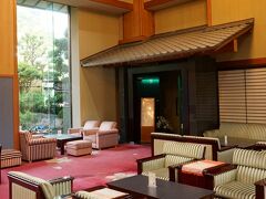 宿泊先の「時わすれ開華亭」は、浜名湖パルパルのすぐ横（徒歩1～2分）なので、炎天下、一日遊んだ後は本当に楽でした。
落ち着いた雰囲気のロビーからすぐお部屋に案内頂きました。
