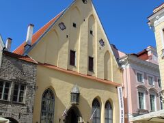 続いて１４時５５分、広場を少し北に行ったところに位置する“大ギルドの会館”（Suurgildi Hoone、Great Guild House）へ。

ハンザ同盟都市時代の1410年に建てられ、大ギルドの集会やパーティ、結婚式などに使われてきた建物ですが、エストニアがロシアから独立した後の1920年にギルドは解散し、現在は“エストニア歴史博物館”（Eesti Ajaloomuuseum）となっているところです。

この建物、外観はなお中世の頃のものを保っているそうで、外壁の正面には、大ギルドの紋章でもあった、赤字に白十字のタリンの小紋章も顔をのぞかせています。