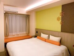 都会のホテルとは思えないほど部屋も広い!　今回は移動が車だったのと、1泊のみだったので、着替えとかもエコバッグに簡単に入れて来たので荷物も少なかったのですが、ベンチみたいな椅子もあり荷物もそこで広げられそうだなと感じました。

主要駅から徒歩10分で来れちゃう、こんな素敵なホテルが、土曜日の夜の宿泊で4000円/泊って一体!?　インバウンドの旅行客がいないせいで、京都のホテルは確実に価格崩壊が起きてますよね…。　

実はこの日、急遽ホテル泊まっちゃおう!と決めたのは、じゃらんから数日前に送られてきた10月末まで有効の1000円割引クーポンがあったから。　当初は大津駅近くのホテル宿泊を考えてましたが、京都のホテルの方が全然安かったし、急遽翌日のプチ京都ドライブを計画したこともあり、こちらのホテルを選びました。　